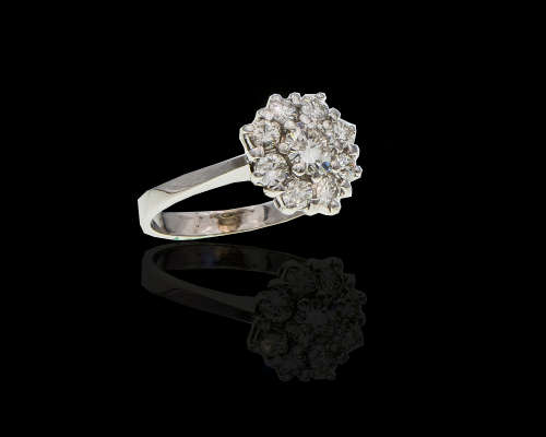 3.7gr 18ct White Gold 0.45ct Round Brilliant Diamond H SI with smalls surrounding the center stone