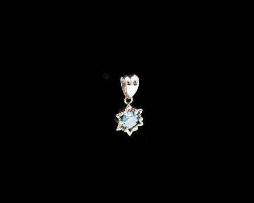 1.4 grams 18 carat White Gold Blue Diamond Pendant
