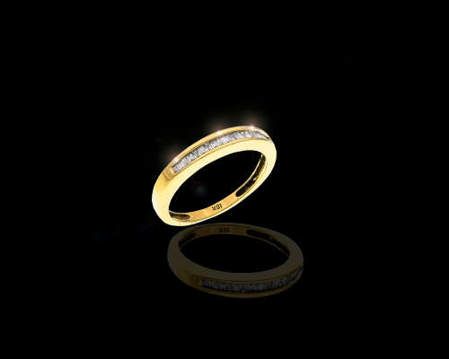 2.9 grams 18 carat Yellow Gold Diamond Half Eternity Ring