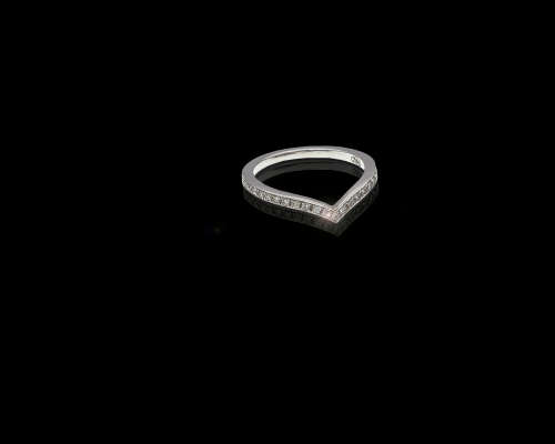 2.8 grams 18 carat White Gold Diamond Wishbone Ring