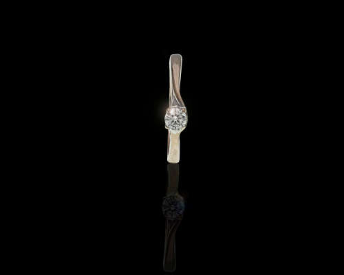 18ct (3.6 gram) Browns White gold Solitaire Diamond Ring c/w a tine Sapphire on the band