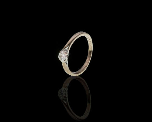 18ct (3.6 gram) Browns White gold Solitaire Diamond Ring c/w a tine Sapphire on the band