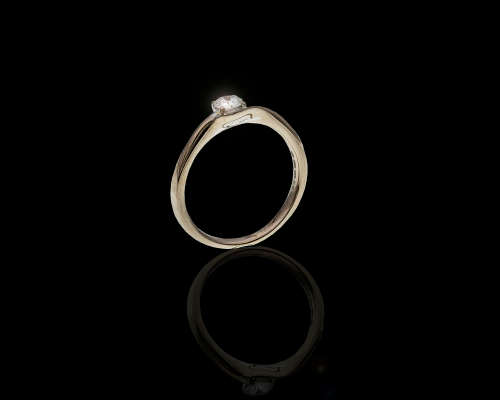 18ct (3.6 gram) Browns White gold Solitaire Diamond Ring c/w a tine Sapphire on the band