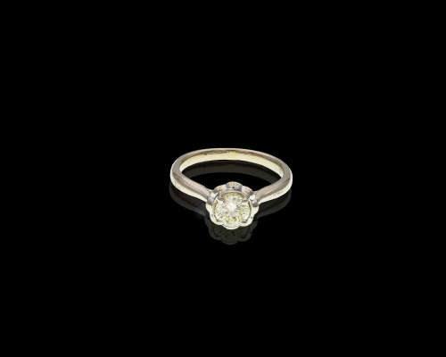 3.5 grams 18 carat White Gold Fancy Diamond Solitaire Ring