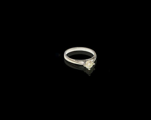 2.3 grams 18 carat White Gold Fancy Diamond Solitaire Ring