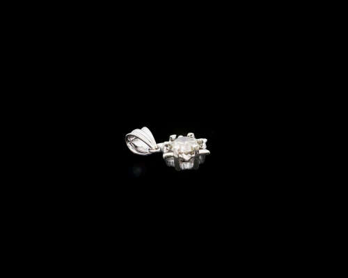 1.4 grams 18 carat White Gold Diamond Pendant