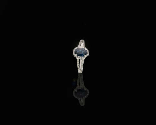 3.15 grams 18 carat White Gold Sapphire and Diamond Ring