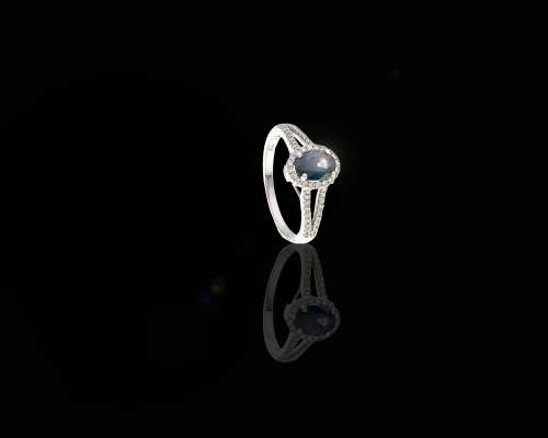 3.15 grams 18 carat White Gold Sapphire and Diamond Ring