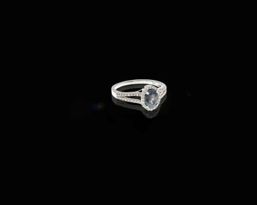 3.15 grams 18 carat White Gold Sapphire and Diamond Ring