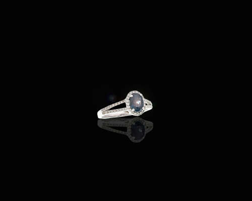 3.15 grams 18 carat White Gold Sapphire and Diamond Ring