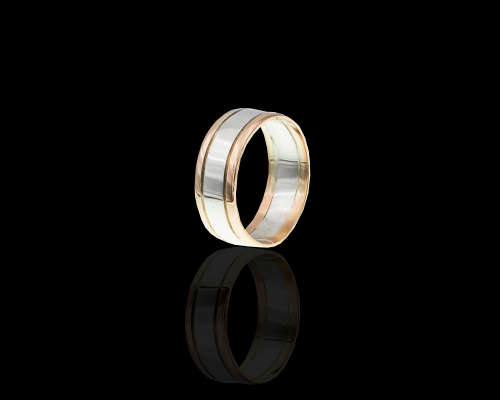 5.5 grams  Total Weight Two Tone (Gold and Silver) Gents Ring