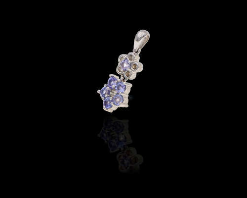 2.3 grams 18 carat White Gold Tanzanite Flower Pendant