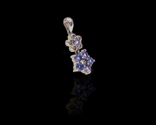2.3 grams 18 carat White Gold Tanzanite Flower Pendant