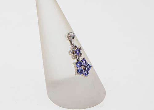 2.3 grams 18 carat White Gold Tanzanite Flower Pendant