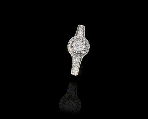 3.7 grams 18 carat White Gold Diamond Halo Engagement Ring