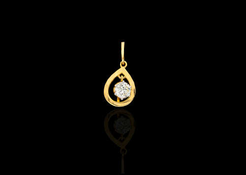 grams 18 carat Yellow Gold Diamond Pendant