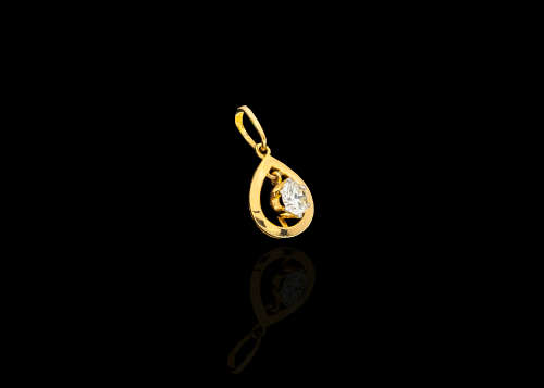 grams 18 carat Yellow Gold Diamond Pendant