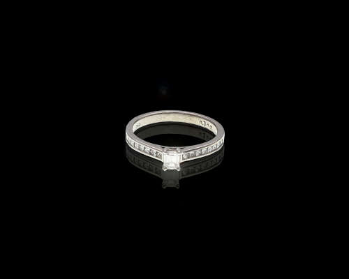 2.8 grams 18 carat White Gold Diamond Engagement Ring