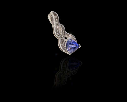 2.2 grams 9 carat White Gold Tanzanite and Diamond Pendant