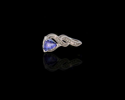 2.2 grams 9 carat White Gold Tanzanite and Diamond Pendant