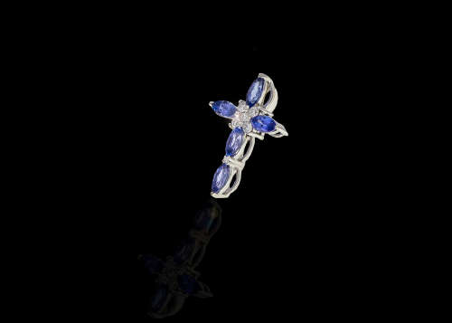 2.5 grams 18 carats Tanzanite and Diamond Cross Pendant