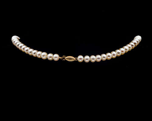 Pearl Necklace attached to a 2 gram 14 carat Yellow Gold Clasp