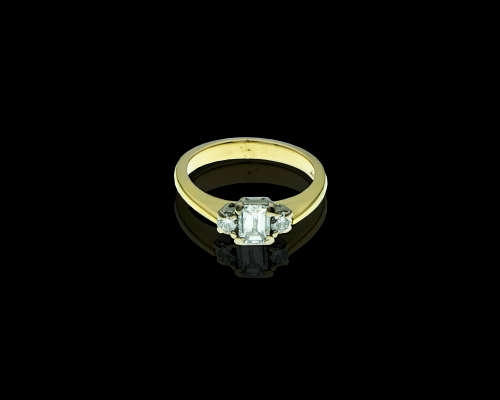 5.1 grams 18 carat t Yellow Gold Trilogy Diamond Ring