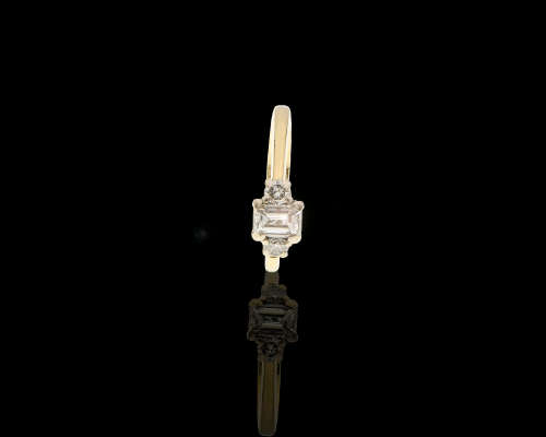 5.1 grams 18 carat t Yellow Gold Trilogy Diamond Ring
