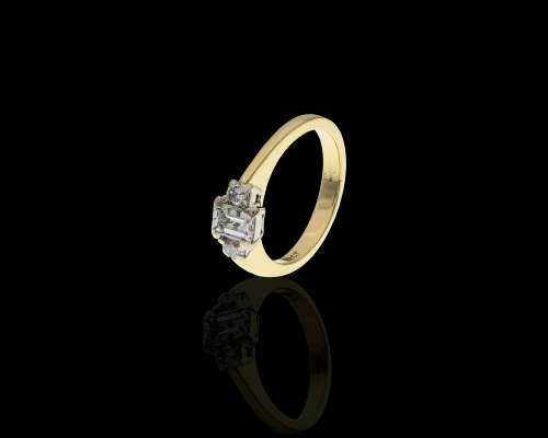 5.1 grams 18 carat t Yellow Gold Trilogy Diamond Ring