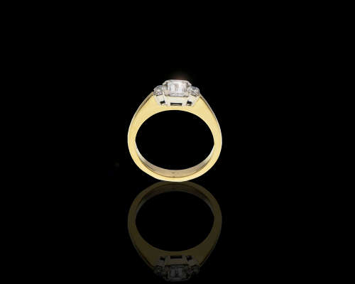 5.1 grams 18 carat t Yellow Gold Trilogy Diamond Ring