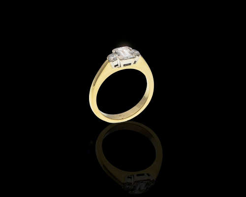 5.1 grams 18 carat t Yellow Gold Trilogy Diamond Ring