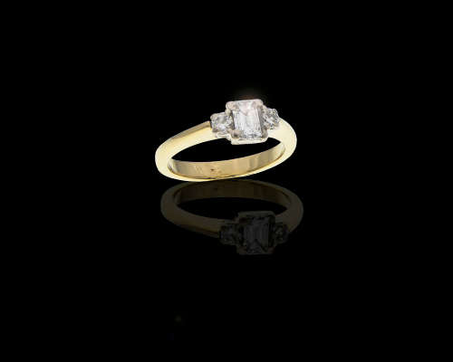 5.1 grams 18 carat t Yellow Gold Trilogy Diamond Ring