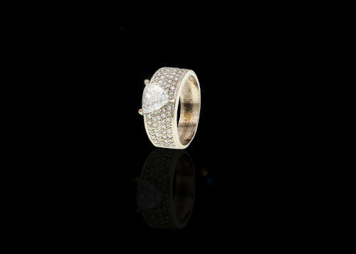 6.9 grams 18 carat White Gold Diamond Cocktail Ring
