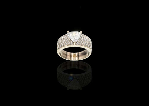 6.9 grams 18 carat White Gold Diamond Cocktail Ring