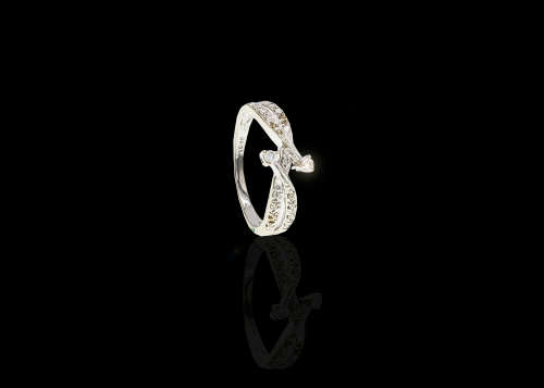 1.6 grams 9 carat White Gold Diamond Crossover Ring