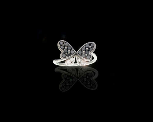 4.1 grams 18 carat White Gold, Butterfly White and Black Diamonds Set