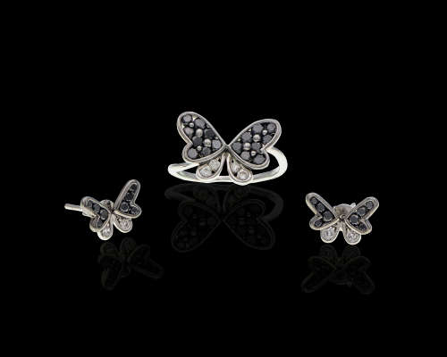 4.1 grams 18 carat White Gold, Butterfly White and Black Diamonds Set