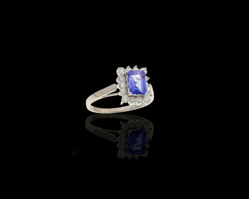 3.1 grams 18 carat White Gold Tanzanite and Diamond Ring