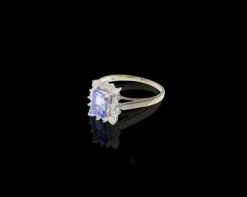 3.1 grams 18 carat White Gold Tanzanite and Diamond Ring