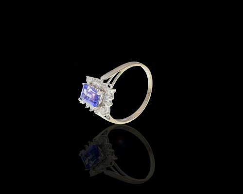 3.1 grams 18 carat White Gold Tanzanite and Diamond Ring