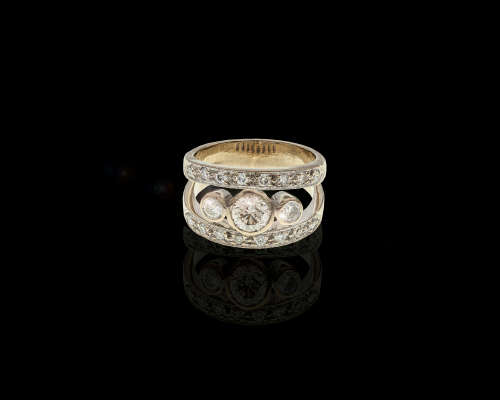 9.7 grams 18 carat White Gold Diamond Engagement Ring set