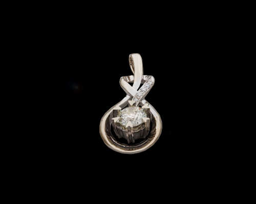 2.7 grams 18 carat White Gold Diamond Pendant