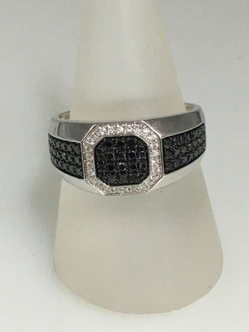 8 grams 9 carat White Gold, with Black and White Diamonds Gents Ring