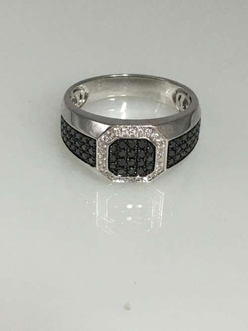 8 grams 9 carat White Gold, with Black and White Diamonds Gents Ring