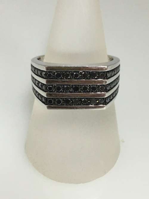 9.1 grams 9 carat White Gold, with Black Diamonds Gents Ring