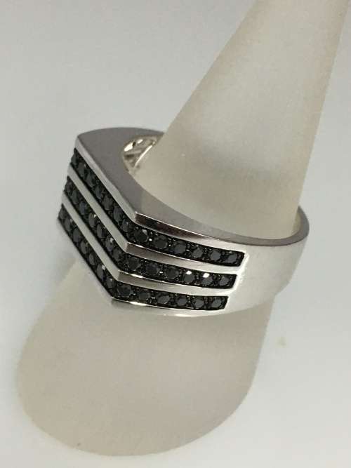 9.1 grams 9 carat White Gold, with Black Diamonds Gents Ring