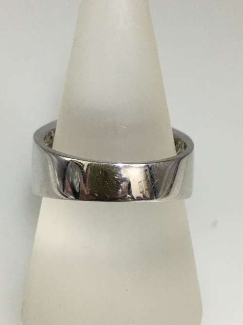 9.1 grams 9 carat White Gold, with Black Diamonds Gents Ring