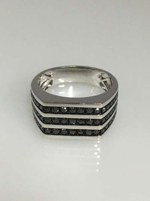 9.1 grams 9 carat White Gold, with Black Diamonds Gents Ring