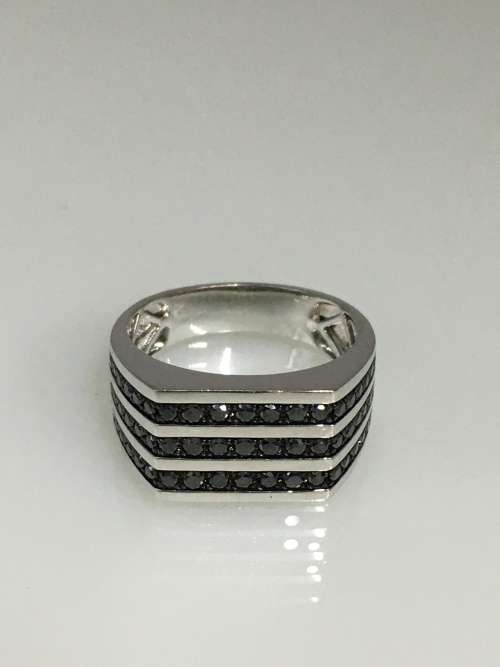 9.1 grams 9 carat White Gold, with Black Diamonds Gents Ring
