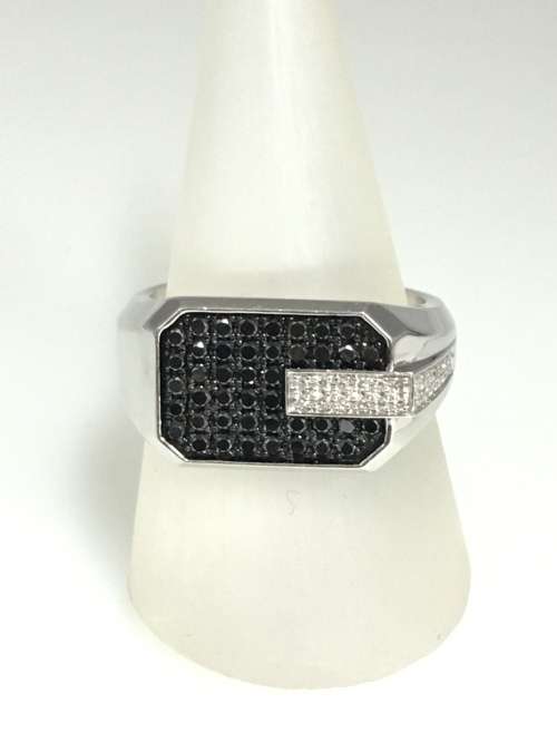 11.6 grams 9 carat White Gold, with Black and White Diamonds Gents Ring
